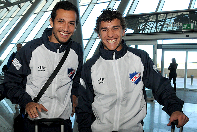 Pablo Alvarez y Sebastián  Fernández en momento de la partida hacia España. 