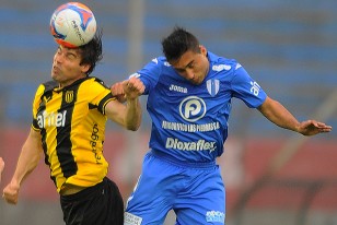Gonzalo Viera y Jaime Báez en plena lucha en el juego aéreo. "Me voy con sabor a poco",  afirmó el juvenil delantero de Juventud.