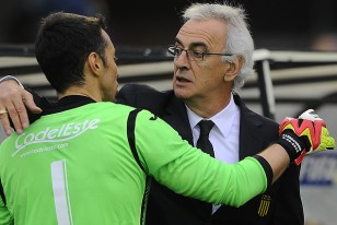 Fabián Carini y Jorge Fossati se abrazan. El entrenador dirigió al arquero en la selección uruguaya.