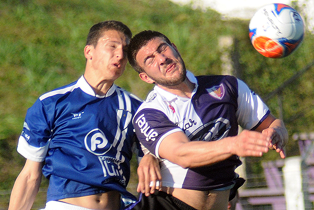 Lucas Cavallini a la cabeza de todos en el área; en la jugada a fondo con Emiliano Romero.