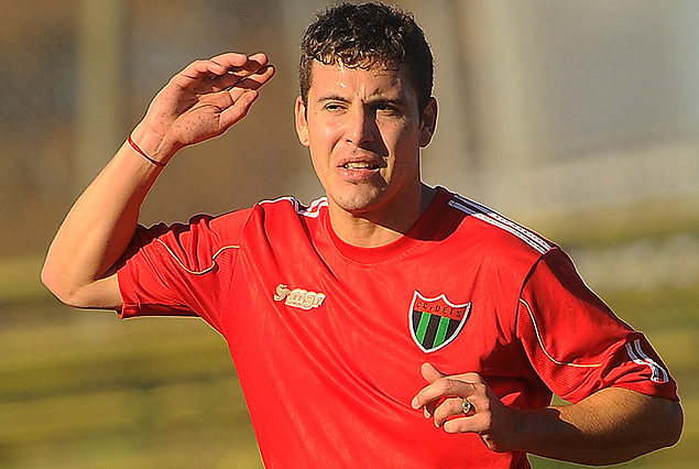 Uno de los dos argentinos debutantes en El Tanque Sisley, el volante Leonel Corro.