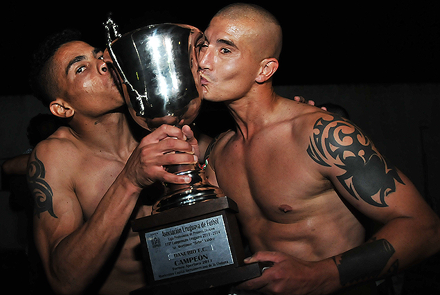 Jonathan Alvez y Pablo "Bola" Lima besaron la copa del último Torneo Apertura (2013) conseguida por Danubio.