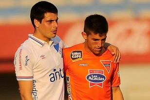 Guillermo De Los Santos y Mauricio Alonso, abrazo de ex cerrenses.