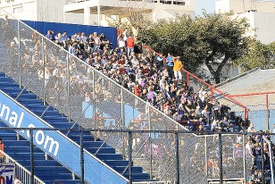 Los parciales violetas en el sector visitante de la Tribuna Scarone.