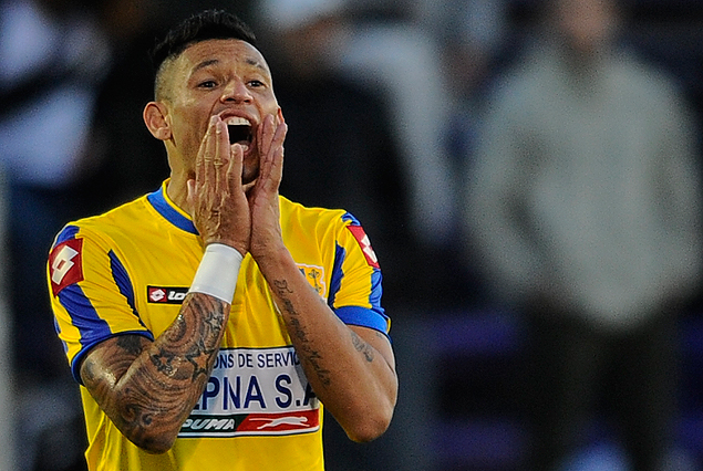 Fabio Escobar conquistó los dos goles de Deportivo Capiatá y festejó en el Franzini.