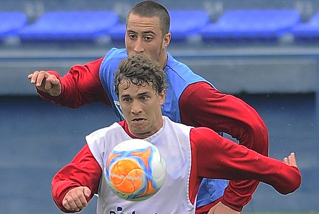Sebastián Fernández marcado por José Aja durante el entrenamiento en el Parque Central. 