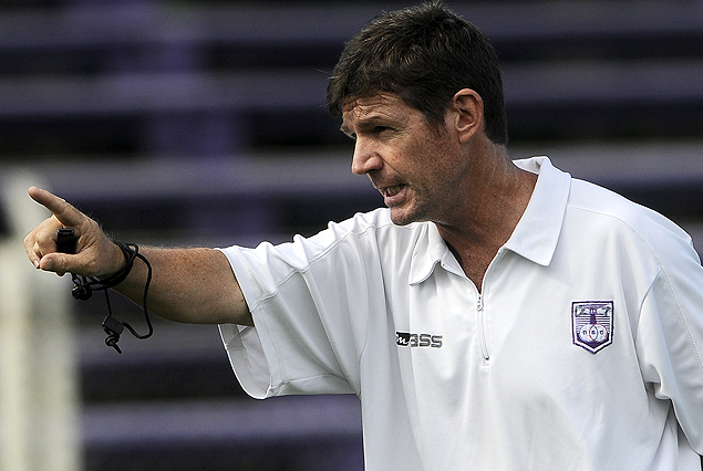 Fernando Curutchet, entrenador de Defensor Sporting, prepara al equipo en el Franzini.