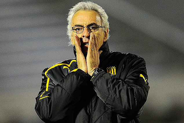 Jorge Fossati en el amistoso de presentación en pleno grito de indicación a los jugadores.