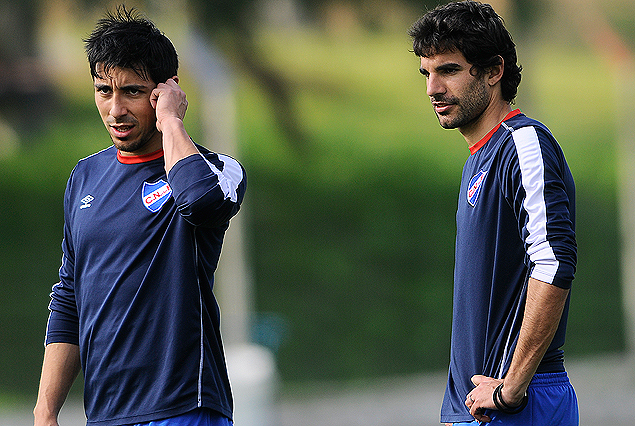 Jorge Fucile y Juan Manuel Díaz, los laterales de Nacional, el viernes en Los Céspedes en la previa al sábado con Sud América.