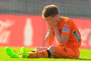 Federico Gallego, dolorido se tapa el rostro con ambas manos. Sufrió lesión en rodilla derecha.