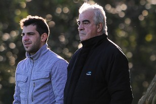 El hermano y el padre de Alejandro Silva en Los Aromos. Sueño cumplido.
