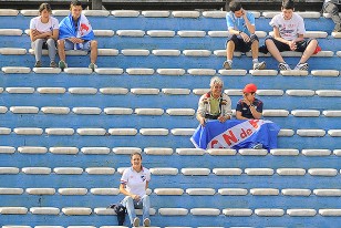 Poca, muy poca gente en las tribunas. Apenas ocho mil personas concurrieron al Estadio Centenario.