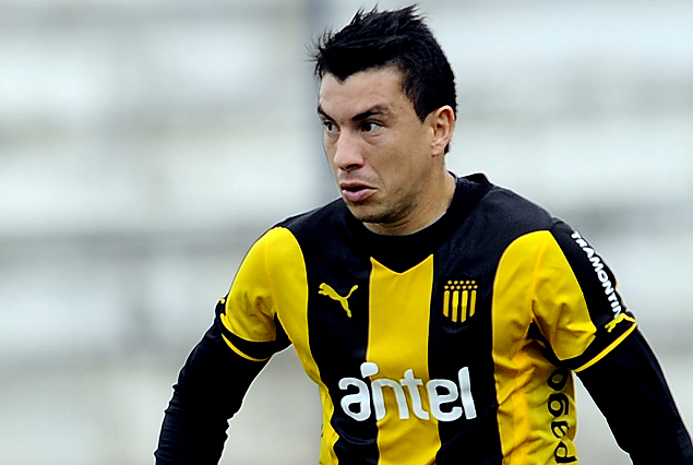 Jorge "Japo" Rodríguez va de volante por izquierda.