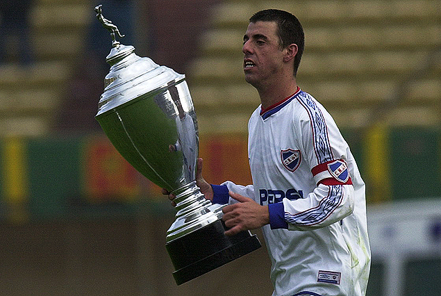 Alejandro Lembo con la Copa del Apertura 2002. Nacional fue el que más la ganó.