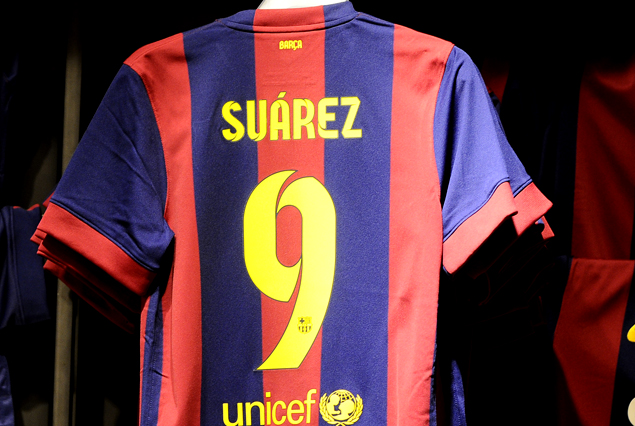 Luis Suarez también suspendido en video juego.