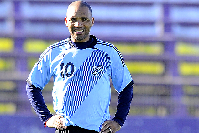 Mario Regueiro a la cancha en el albiceleste; la intención es graduar los minutos en el arranque.