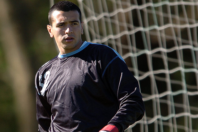 Mathías Cubero sale del arco de Cerro e ingresa Sebastián Medina.