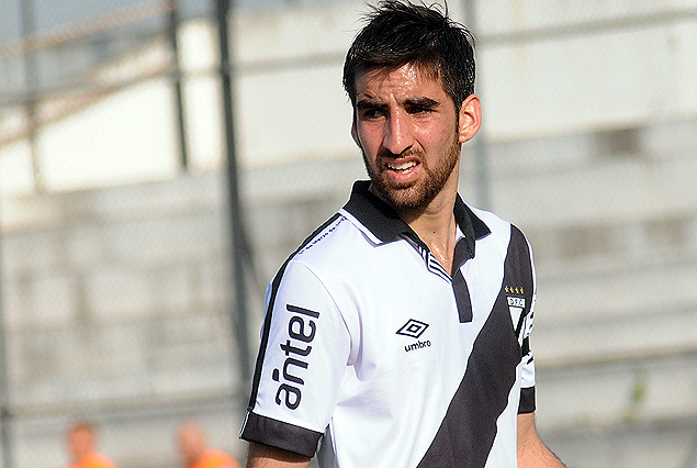 El delantero argentino Matías Castro en la ofensiva de Danubio. 