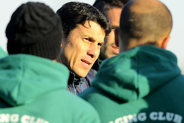 Mauricio Larriera, entenador de Racing, conversa con el plantel en el Parque Roberto. 