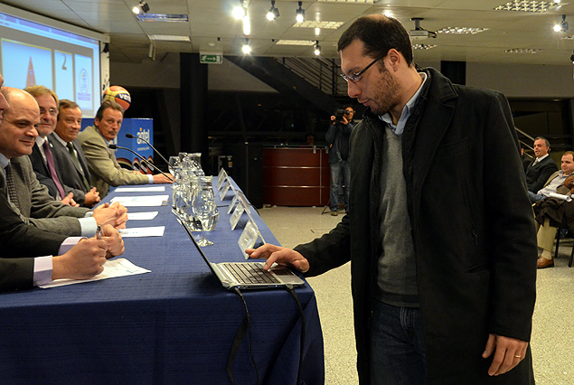 Nicolás Mazzarino, de Malvín, en el sorteo.