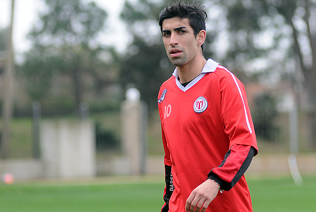 Michel Santos, autor del gol en la ida, quiene "mojar" en la vuelta para elonce darsenero que no se toca.