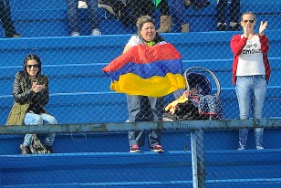 El hincha con la bandera de Colombia que alentó a su compatriota Miguel Murillo.