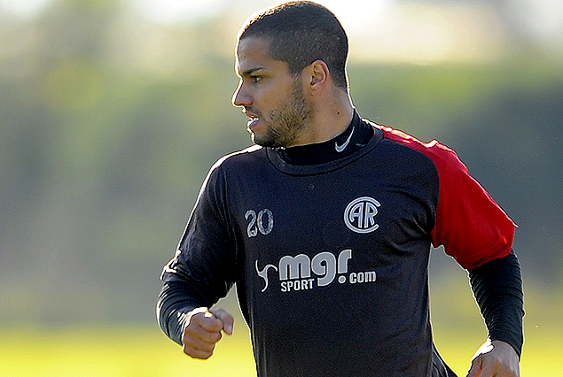 Nicolás Raguso no entrenó el jueves y tiene posibilidades de emigrar.