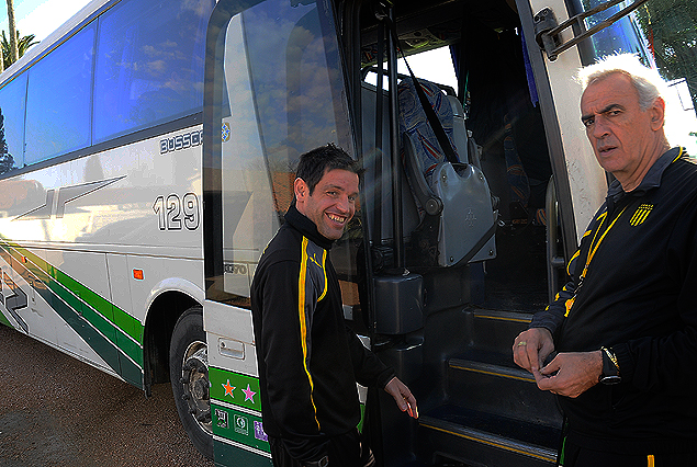 "Tony" Pacheco y Jorge Fossati en el ómnibus desde Los Aromos a la cancha de Fútbol 5