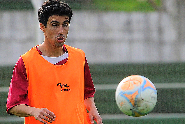 Matías Pérez en el lateral izquierdo de Juventud frente a Peñarol. 