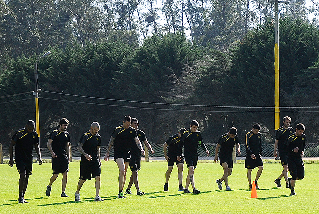 Los jugadores que enfrentaron a Jorge Wilstermann haciendo trabajo renegativo en Los Aromos. 