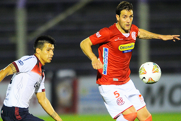 Ignacio Ithurralde en la defensa de los rojos frente a Cerro Porteño en Asunción por la Copa Sudamericana.