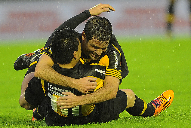 El abrazo de "Japo" RodrГ­guez y Antonio Pacheco, en el momento sublime del gol. 