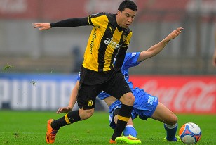 “Nos quedamos con tres puntos importantísimos", afirmó Jorge Rodríguez que escapa a la marca del defensor pedrense.