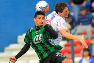 "Nos vamos con un sabor muy amargo", dijo Santiago Romero que en la incidencia se debate en el juego áereo con Jefferson Moreira.