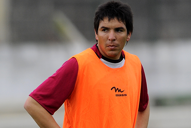 Sebastián Rosano en el equipo de Las Piedras que enfrenta a Peñarol.
