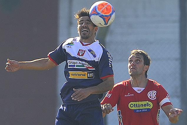 Néstor Silva de cabeza al ataque frente a la marca de Ignacio Ithurralde en la apertura de la temporada en el Méndez Piana.