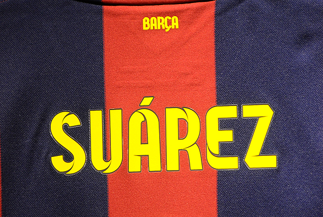 Luis Suárez sale a la cancha en el Barcelona. 