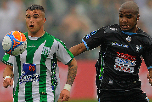 Cristian Tabó marcado por Maximiliano Pereira