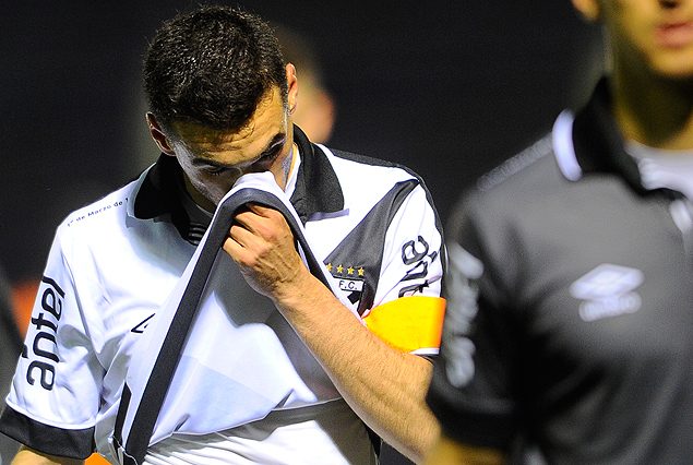 La imagen de Fabricio Formiliano, capitán de Danubio y el arquero Salvador Ichazo en el final del equipo en la Copa Sudamericana