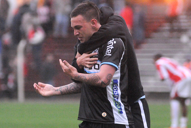 Todos los abrazos a Adrián Colombino en el final soñado, de visitante para la victoria de Wanderers en el Saroldi.