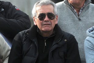Gregorio Pérez en la Tribuna del Parque  Capurro siguiendo el partido Fénix - Defensor Sporting. 