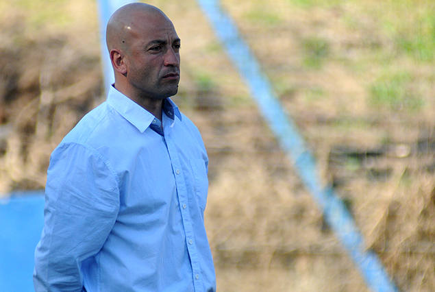 Jorge Cazanova dirigiendo en cancha.