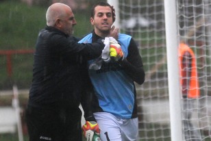 Víctor Guala, entrenador de arqueros de Wanderers, en el consuelo a Nicola Pérez.