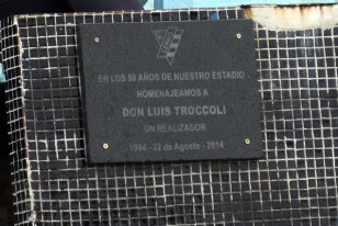 Los dirigentes de Cerro inauguraron la plaqueta por los 50 años del Estadio Luis Tróccoli.