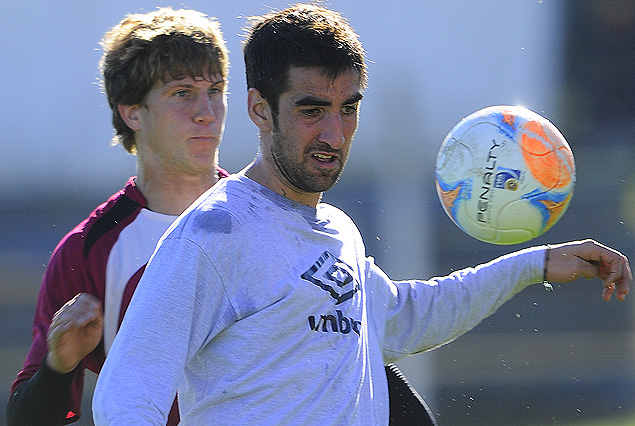 Matías Castro (dos goles) maniobra ante la marca de Diego Rodríguez.