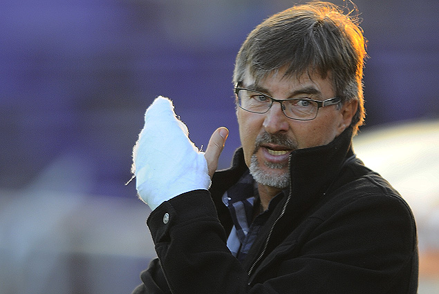 Adolfo "Fito" Barán, entrenador de Rentistas, con la huella de la lesión en el dedo índice de la mano izquierda, en el Franzini. 