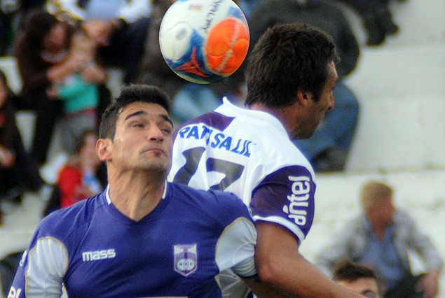 Joaquín Boghossian e Ignacio Pallas en el cabeza a cabeza que terminó con alegría violeta en Capurro.