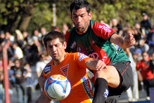 Bruno Giménez y Danny Tejera disputan la pelota