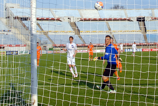 Javier Irazún sólo puede mirar cómo entra la pelota que cabeceó Iván Alonso. Gol que valió tres puntos.