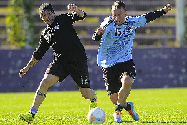 Lucha en el mediocampo entre Aníbal Hernández y Rodrigo de Olivera en el amistoso Fénix-Cerro. 